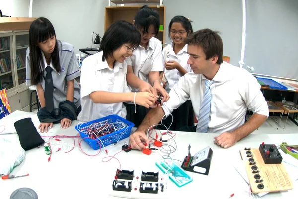 Asya Ilköğretim öğrencileri grubu sınıfta elektrik hakkında öğrenme.