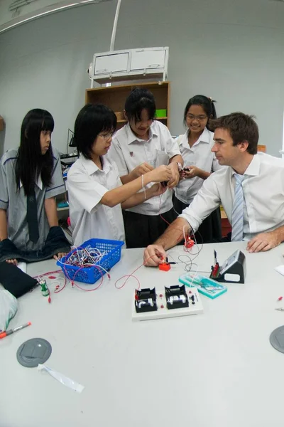 Asya Ilköğretim öğrencileri grubu sınıfta elektrik hakkında öğrenme.