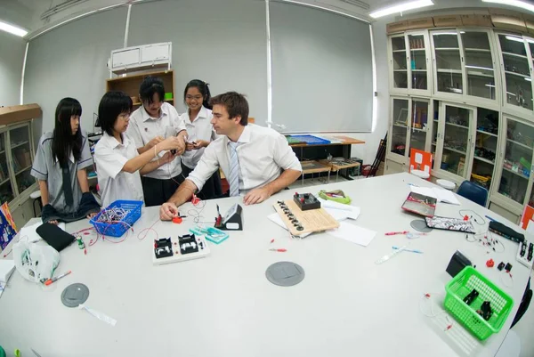 Asya Ilköğretim öğrencileri grubu sınıfta elektrik hakkında öğrenme.