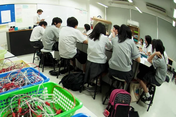泰国曼谷 2009年3月30日 不明身份的亚洲小学生群体正在泰国中部曼谷市 Amnuay Silpa 学校的课堂上学习技能培训电力 — 图库照片