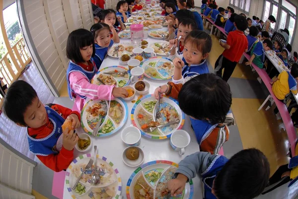 Les élèves du primaire organisent des fêtes d'anniversaire dans la cantine de l'école . — Photo