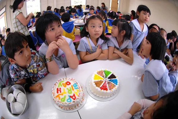Studenti základní školy uspořádají narozeninové večírky ve školní jídelně. — Stock fotografie