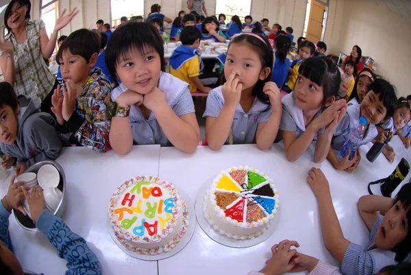 Estudiantes de primaria organizan fiestas de cumpleaños en el comedor de la escuela . — Foto de Stock