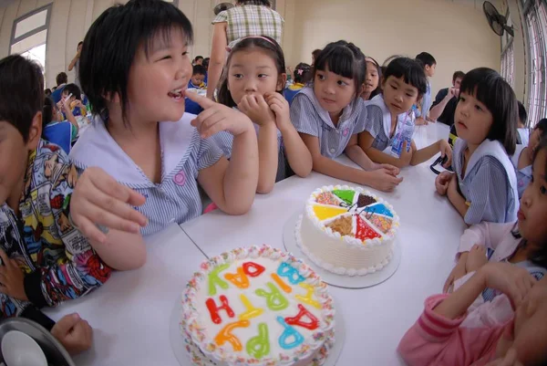 Estudiantes de primaria organizan fiestas de cumpleaños en el comedor de la escuela . — Foto de Stock
