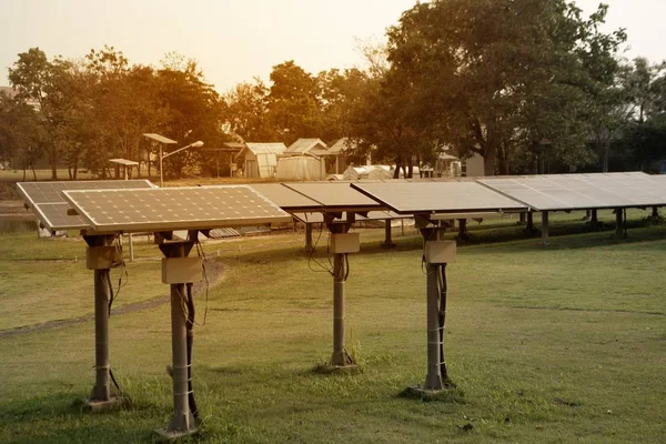 Солнечная панель, альтернативный источник электроэнергии - концепция устойчивых ресурсов и сохранения окружающей среды . — стоковое фото