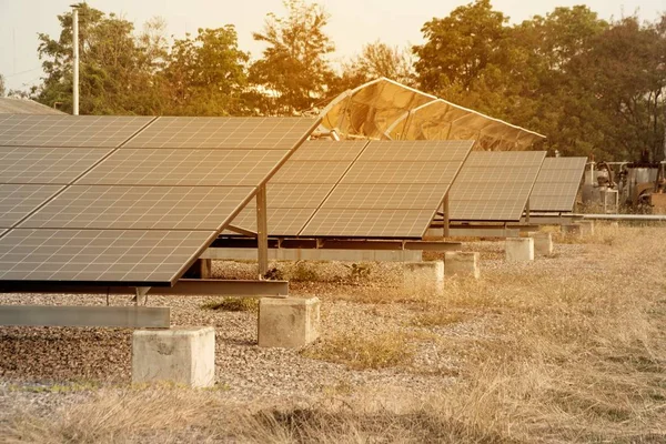 Panel słoneczny, alternatywne źródło energii elektrycznej jest pojęciem zrównoważonych zasobów i oszczędzania środowiska. — Zdjęcie stockowe