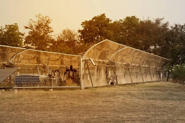 Solar Parabolic Troughs, alternativ elkälla är ett begrepp för hållbara resurser och spara miljö. — Stockfoto