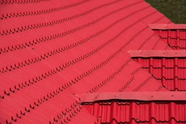 Textura de fundo abstrato, detalhes arquitetônicos, telhas de cerâmica vermelha em padrão diagonal sem costura no dia ensolarado . — Fotografia de Stock