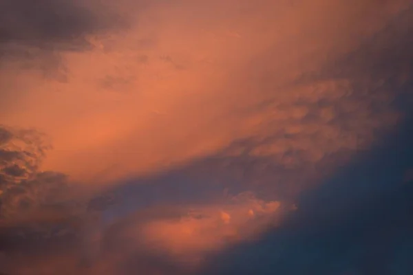 Dramatique et beau ciel et nuages fond abstrait de l'art image de nuages orange texture . — Photo