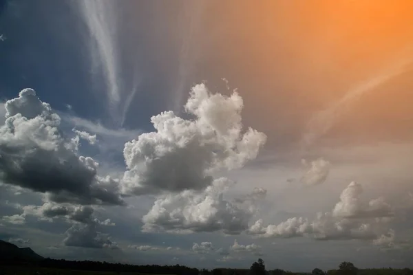 戏剧性和美丽的天空和云抽象背景的艺术图片橙色云纹理. — 图库照片