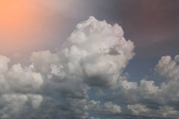 戏剧性和美丽的天空和云抽象背景的艺术图片橙色云纹理. — 图库照片