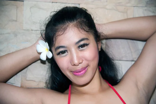 Seksi kırmızı bikini güzel Asyalı kadın Portresi. — Stok fotoğraf