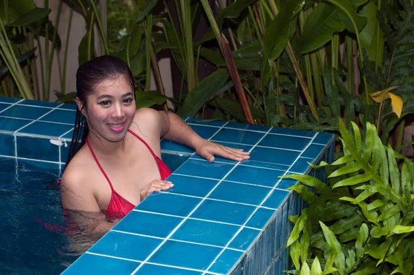 예쁜 아시아 여자 착용 빨간 비키니 수영 에 수영장. — 스톡 사진