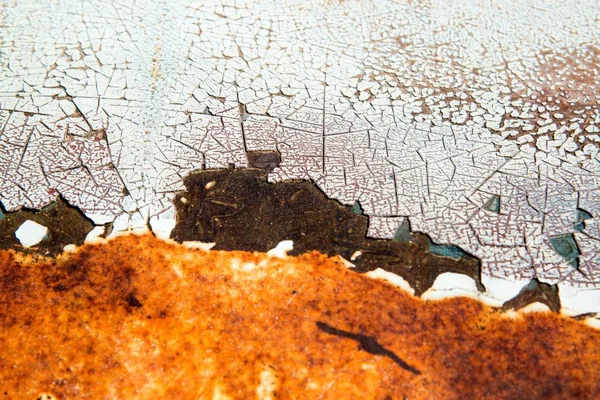 Rusty metal branco pintado fundo com estrias de ferrugem . — Fotografia de Stock