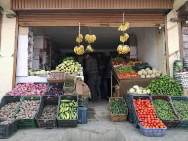 Hindistan'ın kırsal bir alanda meyve ve sebze renkli geniş seçim Ekran.