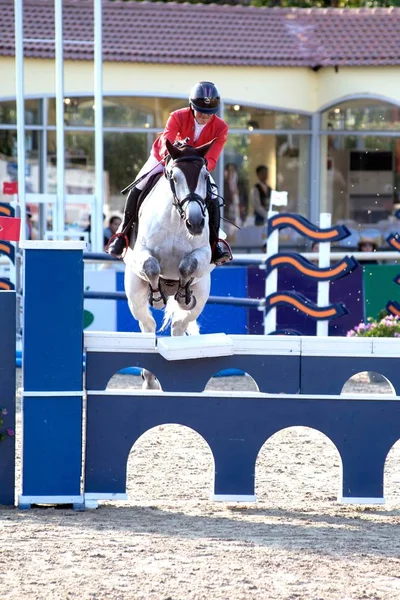 一位骑着马的年轻女骑师跳过障碍。马术运动比赛. — 图库照片
