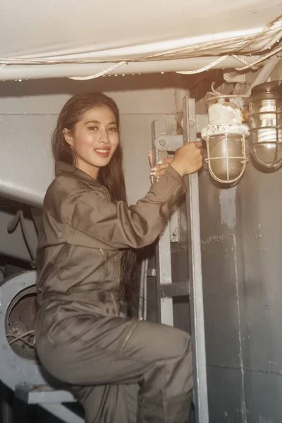 Pretty Asya kadın asker bir gemide sabit merdiven tırmanma. — Stok fotoğraf