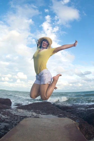 Asiática Bonita Hembra Saltando Sobre Rocas Con Fuertes Olas Felicidad —  Fotos de Stock