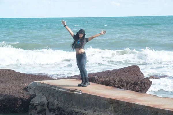 Ασιάτης/ισσα όμορφη γυναίκα στέκεται σε βράχους με ισχυρά κύματα ευτυχία και διασκέδαση. — Φωτογραφία Αρχείου