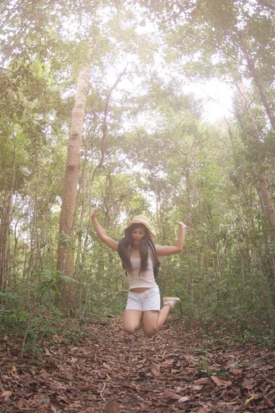 Jolie femme asiatique sautant plaisir et bonheur dans la forêt . — Photo