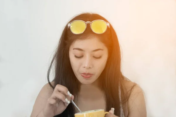 Retrato de mulher asiática de cabelos escuros bebendo café contra no fundo branco . — Fotografia de Stock
