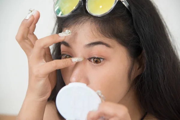 Closeup portré csinos ázsiai nő botok hamis szempillák magát. — Stock Fotó