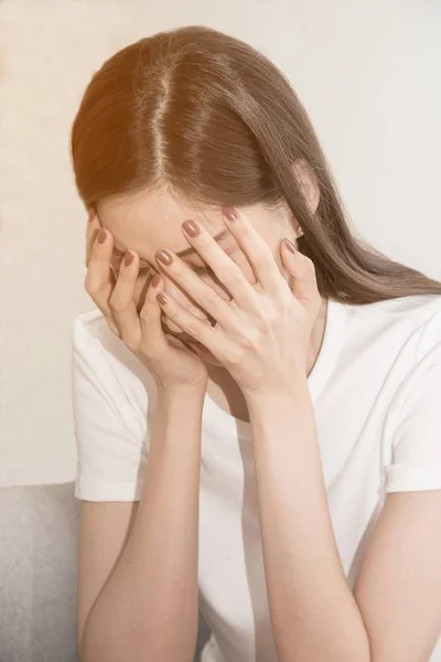Femeie asiatică cu dureri de cap severe de migrenă care se țin de mâini pe fundal alb . — Fotografie, imagine de stoc