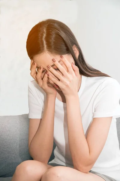 Asiatico donna con grave emicrania mal di testa tenendo mani per testa su bianco fondo . — Foto Stock