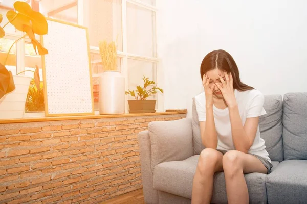 Asiatico donna con grave emicrania mal di testa tenendo mani per testa su bianco fondo . — Foto Stock