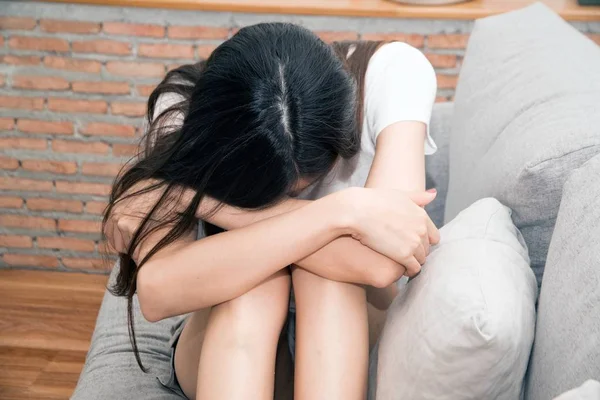 Aziatische vrouw met ernstige migraine hoofdpijn vasthouden van handen te hoofd op witte achtergrond. — Stockfoto