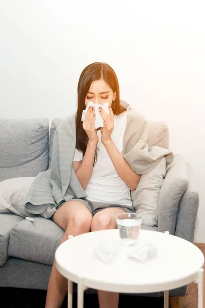 Wanita Asia dengan stres yang menderita alergi dan menutup hidung dengan kertas tisu. Karena bersin sepanjang waktu. . — Stok Foto