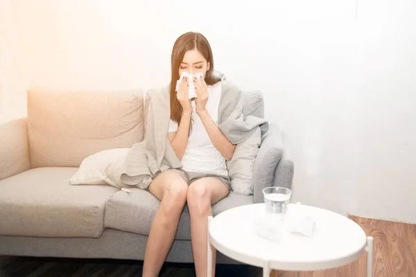 Mujeres Asiáticas Con Estrés Que Sufren Alergias Cierran Nariz Con —  Fotos de Stock