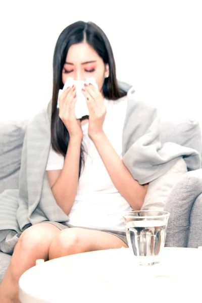 Asian kobiety ze stresem, które cierpią na alergie i zamknąć nos z papierem tkanym. Ze względu na kichanie cały czas. — Zdjęcie stockowe