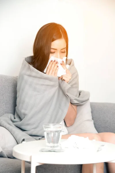 Aziatische vrouwen met stress die last hebben van allergieën en sluit de neus met tissuepapier. Door de hele tijd te hebben niezen. — Stockfoto