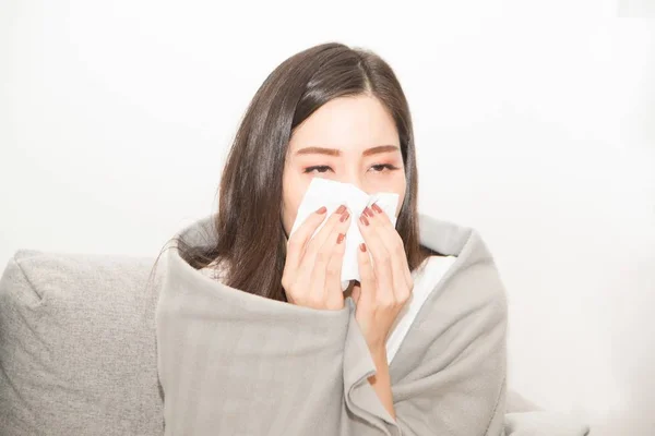 Азиатские женщины со стрессом, которые страдают от аллергии и закрывают нос салфеткой. Из-за того, что чихал все время . — стоковое фото