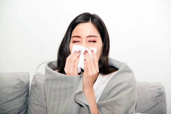 Aziatische vrouwen met stress die last hebben van allergieën en sluit de neus met tissuepapier. Door de hele tijd te hebben niezen. — Stockfoto