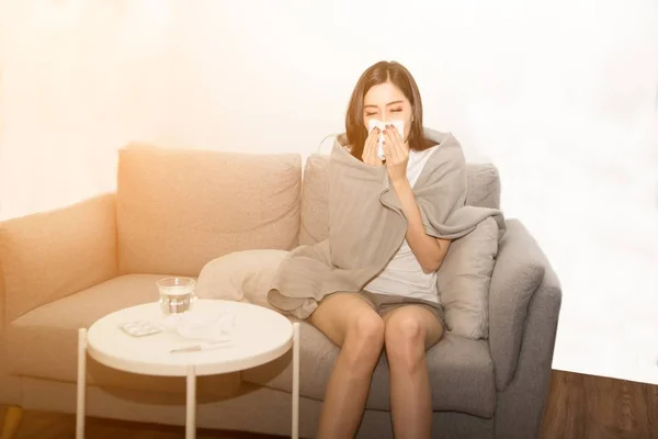 Азіатські жінки зі стресом, які страждають від алергії і закрити ніс цигарковий папір. Через те, чхання весь час. — стокове фото