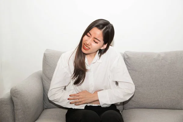 Aziatische vrouw met pijnlijke stomachache, vrouwelijk lijden aan buikpijn. — Stockfoto