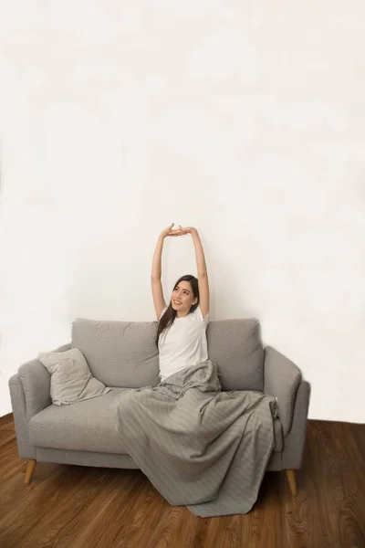 Mujer asiática relajada y descansando respirando fresca en el sofá en casa . —  Fotos de Stock