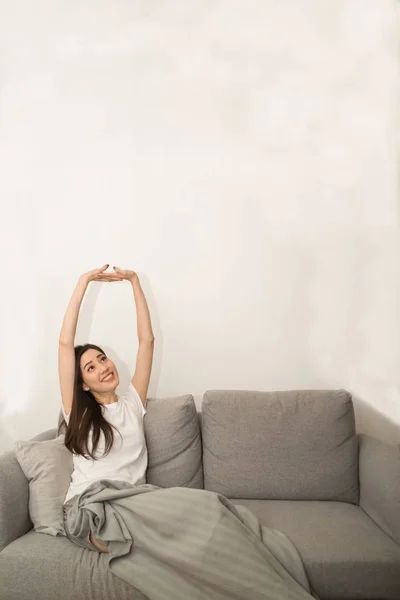 Mujer asiática relajada y descansando respirando fresca en el sofá en casa . —  Fotos de Stock