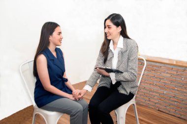 Destek ve yardım kavramı. Kadın kadın el tutan.