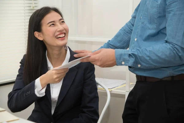 Addressing  workplace Sexual abuse The secretary of the beautiful Asian woman who was attacked and threatened by the chief. — Stock Photo, Image