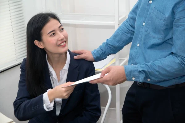 Addressing  workplace Sexual abuse The secretary of the beautiful Asian woman who was attacked and threatened by the chief. — Stock Photo, Image