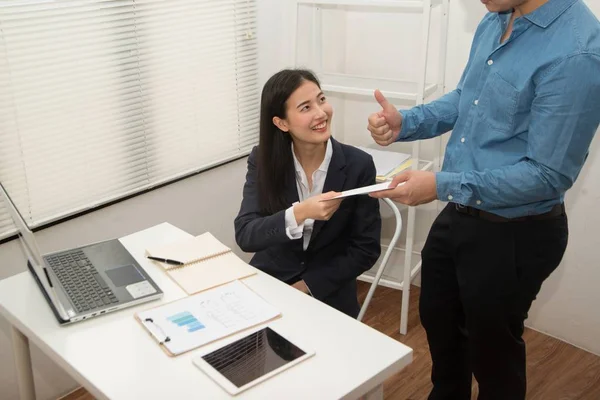 Dirigiéndose al lugar de trabajo Abuso sexual La secretaria de la hermosa mujer asiática que fue atacada y amenazada por el jefe . — Foto de Stock