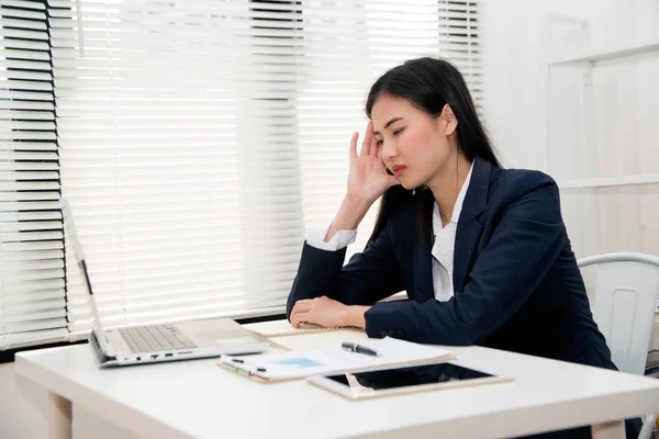 Asiatiska unga vackra affärskvinna lider stress arbetar på kontoret. — Stockfoto