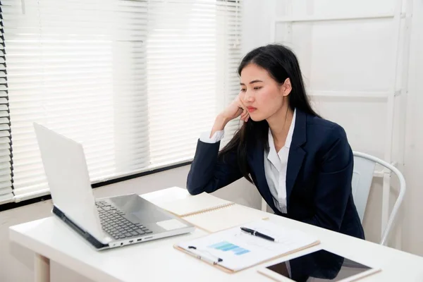 Asiático Jovem bela mulher de negócios sofrendo estresse trabalhando no escritório . — Fotografia de Stock