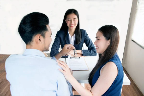 Asiático vendedor femenino sentarse en una moderna sala de oficina y hablar con los clientes y estar satisfecho con el éxito . — Foto de Stock