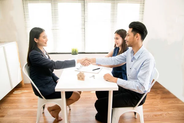 Asiático vendedor femenino sentarse en una moderna sala de oficina y hablar con los clientes y estar satisfecho con el éxito . — Foto de Stock