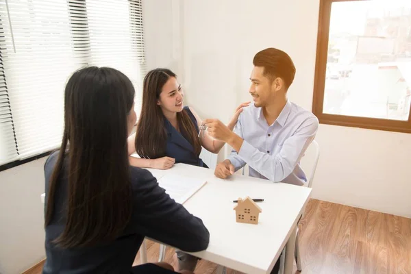 Asian female salesman sit in a modern office room and talk to customers and be satisfied with success. — Stock Photo, Image