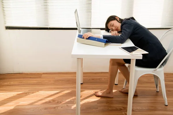 Joven mujer de negocios asiática acostada en el escritorio en la oficina porque cansada sobrecargada de trabajo . — Foto de Stock
